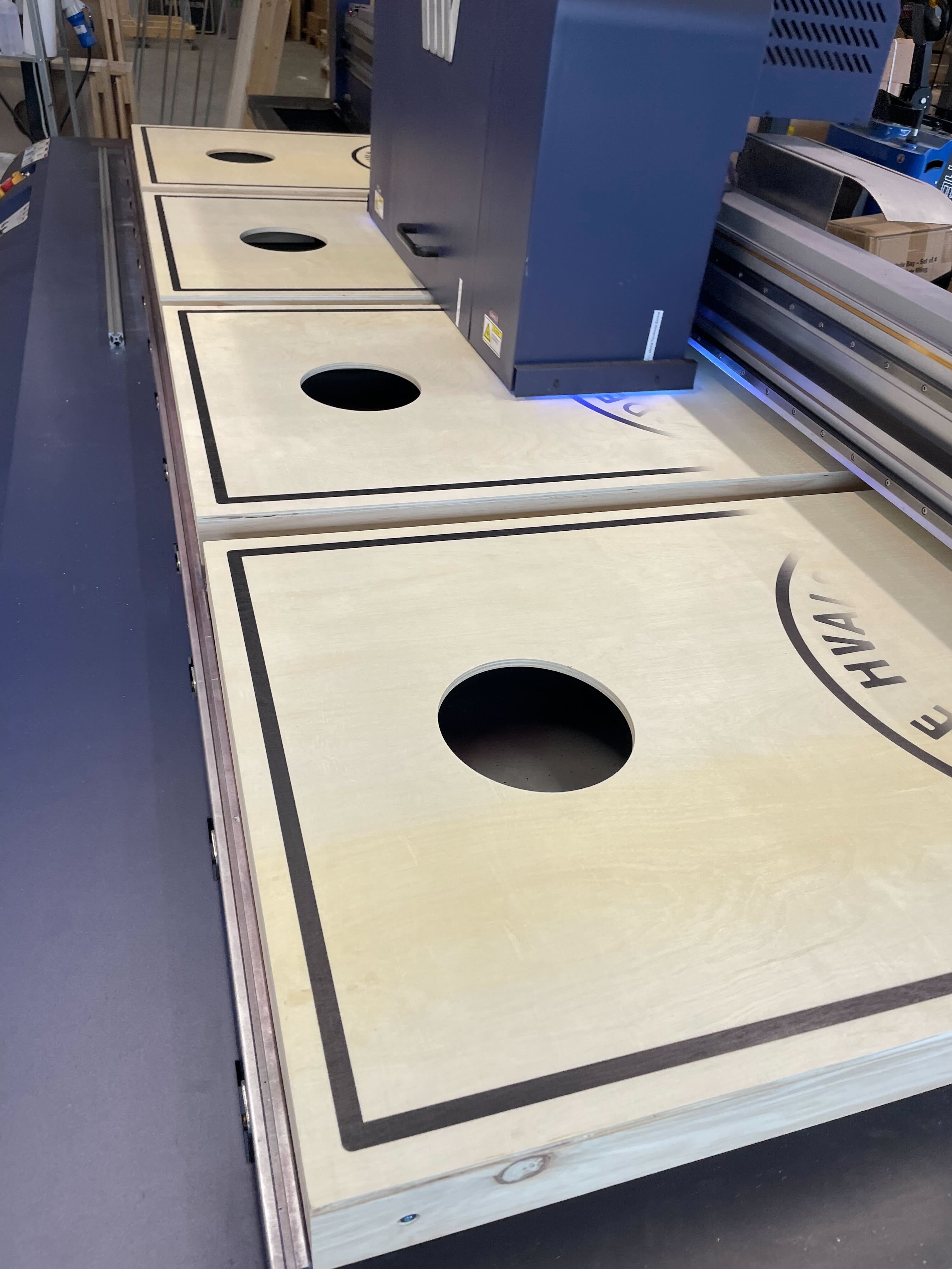 Cornhole Säcke landen auf einem Board